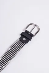 Cinturón negro con hebilla metálica plateada y correa adornada con múltiples filas de strass plateado.