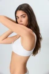 Soutien color beige claro, con aro escondido y copas lisas de cobertura media. Tirantes finos ajustables.