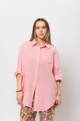 Camisa marrón de lino, corte oversize, con cuello clásico y mangas largas.