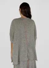 Saco tejido en hilo de lino color blanco, de mangas cortas y corte holgado.