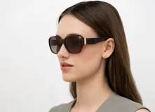 Lentes de sol INVU color marrón con lentes degradadas. Marco de acetato con forma rectangular y patillas anchas.