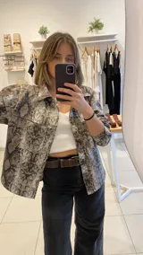 Camisa de denim con estampado de reptil, de corte recto y manga larga.