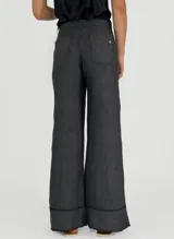 Pantalón de lino color amarillo, de corte palazzo y tiro alto.