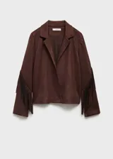 Chaqueta marrón con efecto piel, cuello con solapa, sin cierre, diseño recto y detalle de flecos en mangas y espalda.