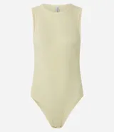 Body color marrón, sin mangas, con cuello halter y cierre en la entrepierna.