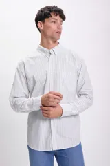 Camisa blanca a rayas verticales azules, de manga larga y corte clásico.