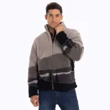 Campera polar de hombre con cierre frontal, cuello alto y bolsillos laterales. Diseño con estampado de montañas en tonos grises y negros.