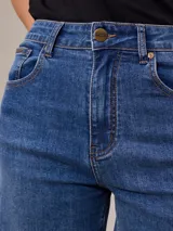 Short de jean elastizado color celeste, tiro alto y corte clásico.