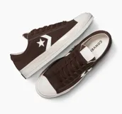 Championes Converse Star Player 76 de gamuza color chocolate con logo estrella y chevron en blanco.