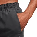 Short deportivo negro de hombre con cintura elástica y logo de Nike estampado en blanco con diseño de manchas en la pierna derecha.