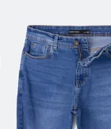 Pantalón de jean de corte recto color azul.