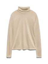 Top de cuello alto y manga larga color beige, con detalle de lurex dorado.