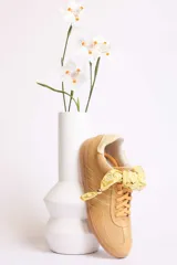 Zapatillas bajas de gamuza celeste con cordones y pañuelos estampados atados a los cordones.