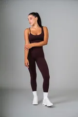 Top deportivo color lila con breteles finos y banda elástica acanalada bajo el busto.