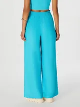 Pantalón celeste de corte palazzo con cintura elastizada y cordón ajustable.
