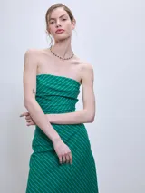 Top bandeau verde con rayas diagonales azules.