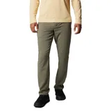 Pantalón chino Columbia Sage Peak para hombre, color verde oliva. Confeccionado en tejido elástico con tecnología Omni-Shield que repele la humedad y resiste las manchas. Corte recto, bolsillos laterales y traseros, y presillas para cinturón.