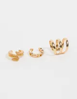 Set de tres cuffs dorados con diferentes diseños: uno con textura de pequeñas esferas, otro con diseño de eslabones y otro con triple aro.