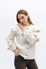 Campera de jean gris oscuro con volados en el frente y las mangas, cierre con botones metálicos.