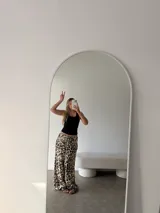 Pantalón de pierna ancha con estampado animal print de leopardo, confeccionado en algodón y viscosa.