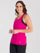 Musculosa deportiva negra de corte clásico con espalda racerback y logo pequeño en el ruedo.