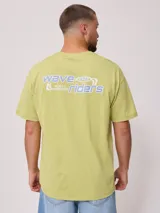 Remera marrón de hombre con estampado delantero y trasero.