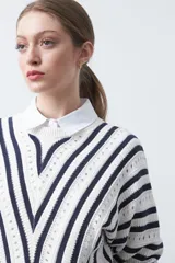 Sweater tramado y calado a rayas blancas y azul marino, con escote en V y mangas largas.