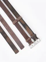 Cinturón de cuero marrón compuesto por dos lonjas finas, una lisa y otra con efecto gastado. Cada lonja se ajusta con una hebilla metálica plateada.