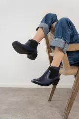 Botas Chelsea de cuero color marrón oscuro, con paneles laterales elásticos en marrón y suela de goma.