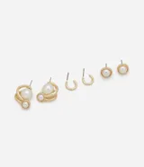 Set de tres pares de aros pequeños: un par de aros argolla, un par de aros de botón con perlas y un par de aros con perla grande y perla pequeña desmontable.
