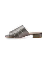 Sandalias rojas con taco cuadrado dorado.