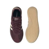 Championes Adidas Barreda Decode color bordó con las tres tiras laterales en color crema con borde azul.