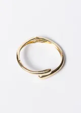 Pulsera rígida tipo brazalete de acero quirúrgico plateado, con terminaciones redondeadas.