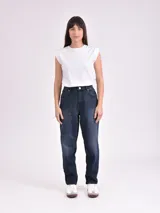 Pantalón jean negro de tiro alto, corte amplio y tobillos ajustados.