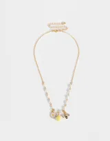 Collar corto con cadena dorada de eslabones y perlas sintéticas, con dijes colgantes de abeja, flor y limón.