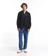 Camisa masculina de franela con estampado de cuadros, corte relaxed, cuello inglés, mangas largas y botones matizados.