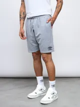 Bermuda deportiva negra de felpa con logo Umbro estampado en blanco en la pierna derecha.