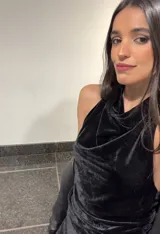 Top negro de terciopelo con cuello alto y espalda baja.