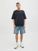 Remera azul de algodón con cuello redondo, manga corta, corte holgado y bolsillo en el pecho.