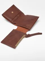 Billetera desplegable de cuero craquelado color marrón, con curtición vegetal. Cierre con broche, compartimento para billetes, monedero con cremallera y tarjetero.