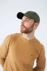 Sweater negro de algodón con cuello redondo y logo bordado en el pecho.