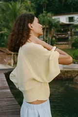 Jersey marrón de punto con cuello redondo y mangas anchas hasta el codo.