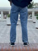 Pantalón de jean celeste, de corte recto.