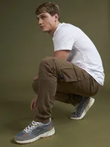 Pantalón cargo azul piedra con múltiples bolsillos y corte ajustado.