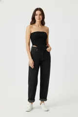 Top strapless negro con textura arrugada y corte irregular en el ruedo.