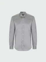 Camisa gris claro de corte slim fit, confeccionada en lyocell, con cuello clásico y cierre frontal con botones.