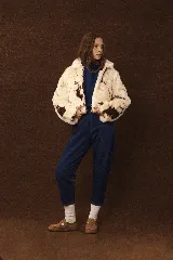 Zapato marrón de cuero con hebilla y detalle de trenzado en el borde.
