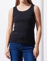 Musculosa negra de algodón, corte clásico con cuello redondo.