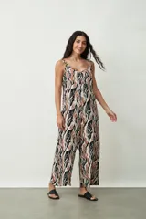 Mono largo de tirantes finos con estampado abstracto en tonos negro, marrón y blanco.