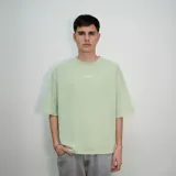 Remera verde de corte oversize con estampado amarillo en la espalda con la leyenda "venefoproject".